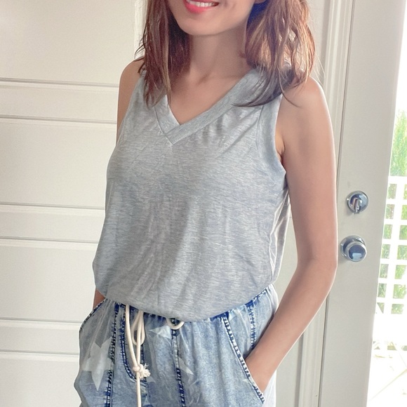 01 Solid Minimalist V neck Tank Top - Picture 14 of 15